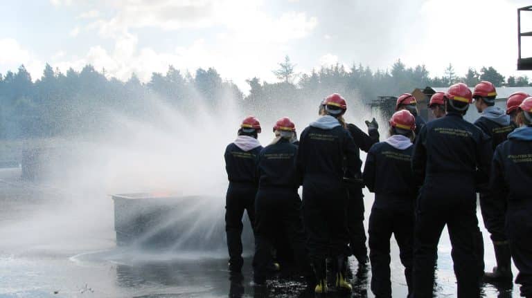 Skoleskibselever på øvelse på Nordjysk Brand og Redningsskole
